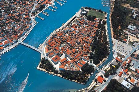 http://www.trogironline.com/images/virtual_guide/photogallery/trogir1.jpg